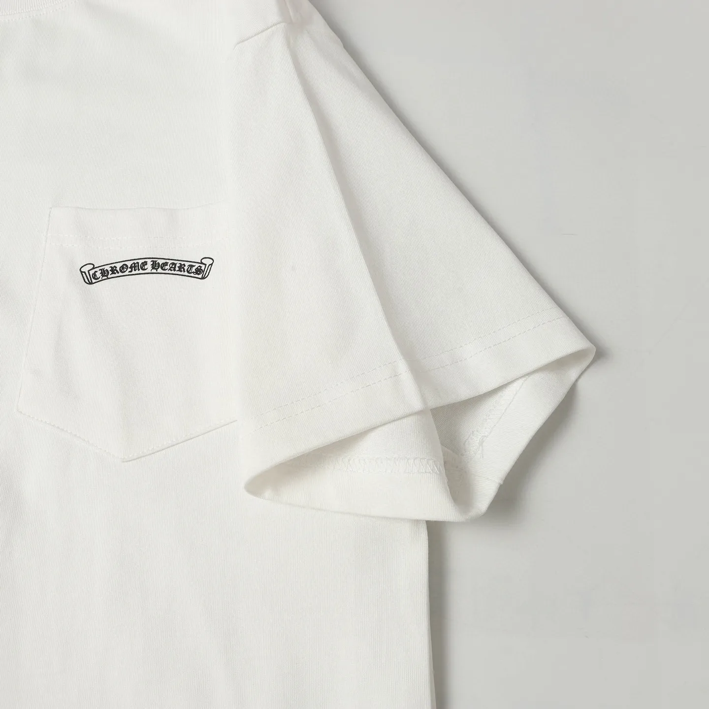 🅿️180 Chrome hearte/Chrome heart ch 25ss early spring Sanskrit letter printed short-sleeved T-shirt. A must-have item for daily commuting for men and women in light luxury. The correct version is welcome to compare. Detailed features: ·280 grams of 100% pure cotton double yarn jersey fabric. ·Custom-dyed in the same vat with special thickened 32 count double-strand 1x1 thread. ·Double-needle cross-stitching process. ·Original main mark washed hangtag. Color: black white. Size: XS-L